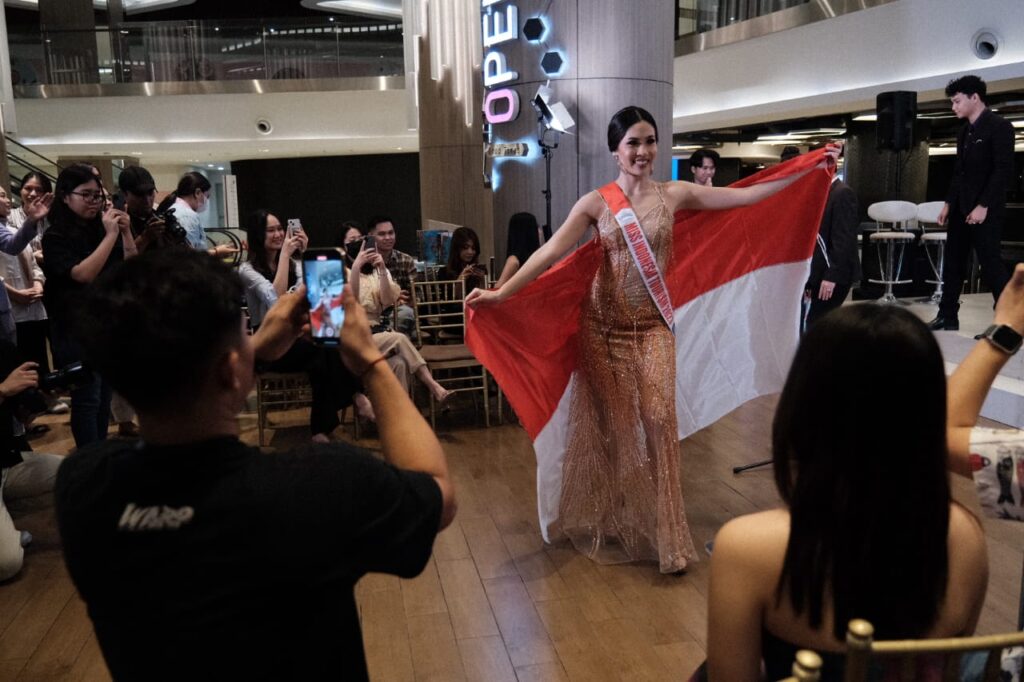 dr-Tania-Saputra-Msis-Tourism-International-Indonesia-2023-terima-bendera-Merah-Putih-ft-Dudut-SP