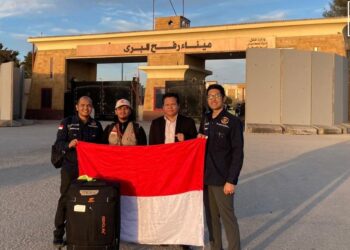 Farid-Zanzabil-Al-Ayubi-bersama-Fikri-Rofiul-Haq-dan-Reza-Aldilla-Kurniawa-di-perbatasan-Raffah