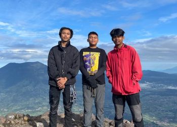 Kenangan-indah-di-puncak-gunung-Marapi-Linga-Faith-dan-Afif-foto-Ist