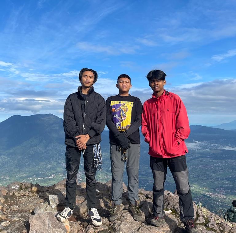 Kenangan-indah-di-puncak-gunung-Marapi-Linga-Faith-dan-Afif-foto-Ist