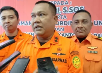 Kepala-SAR-Padang-Abdul-Malik-tengah-didampingi-Kasi-Ops-SAR-Surbaya-Mahmud-Afandi-dan-Kasi-Ops-SAR-Padang-Hendri-foto-Dok-Muhammad-aidil