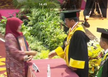 Murni-gantikan-wisuda-putrinya-Sisca-Afrina-di-UNP-ft-Ist