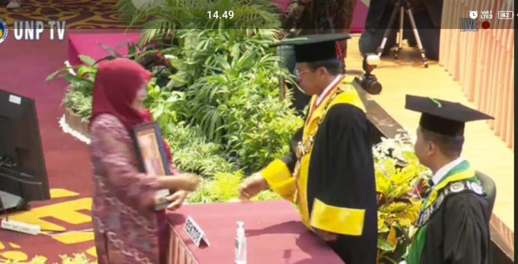 Murni-gantikan-wisuda-putrinya-Sisca-Afrina-di-UNP-ft-Ist