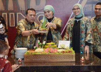 Restoran-PagiSore-resmi-membuka-outlet-ke-18-di-Cicarua-Bogor-Aa-Sobirin-dan-istri-Eva-Sahara-bersama-keluarga-foto-Ist