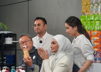 Mendag-Zulkifli-Hasan-didampingi-putrinya-dan-Raffi-Ahmad-Nagita-Slavina-saat-live-Tiktok-kampanye-Beli-Lokal-foto-Cakraline.com