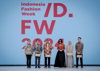 Sandiaga-Uni-hadiri-pembukaan-Indonesia-Fesyen-Week-ft-Ist