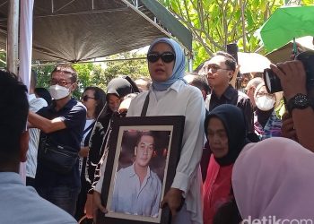 mantan-istri-dampingi-pemakaman-donny-kesuma_ahsan-nurijal