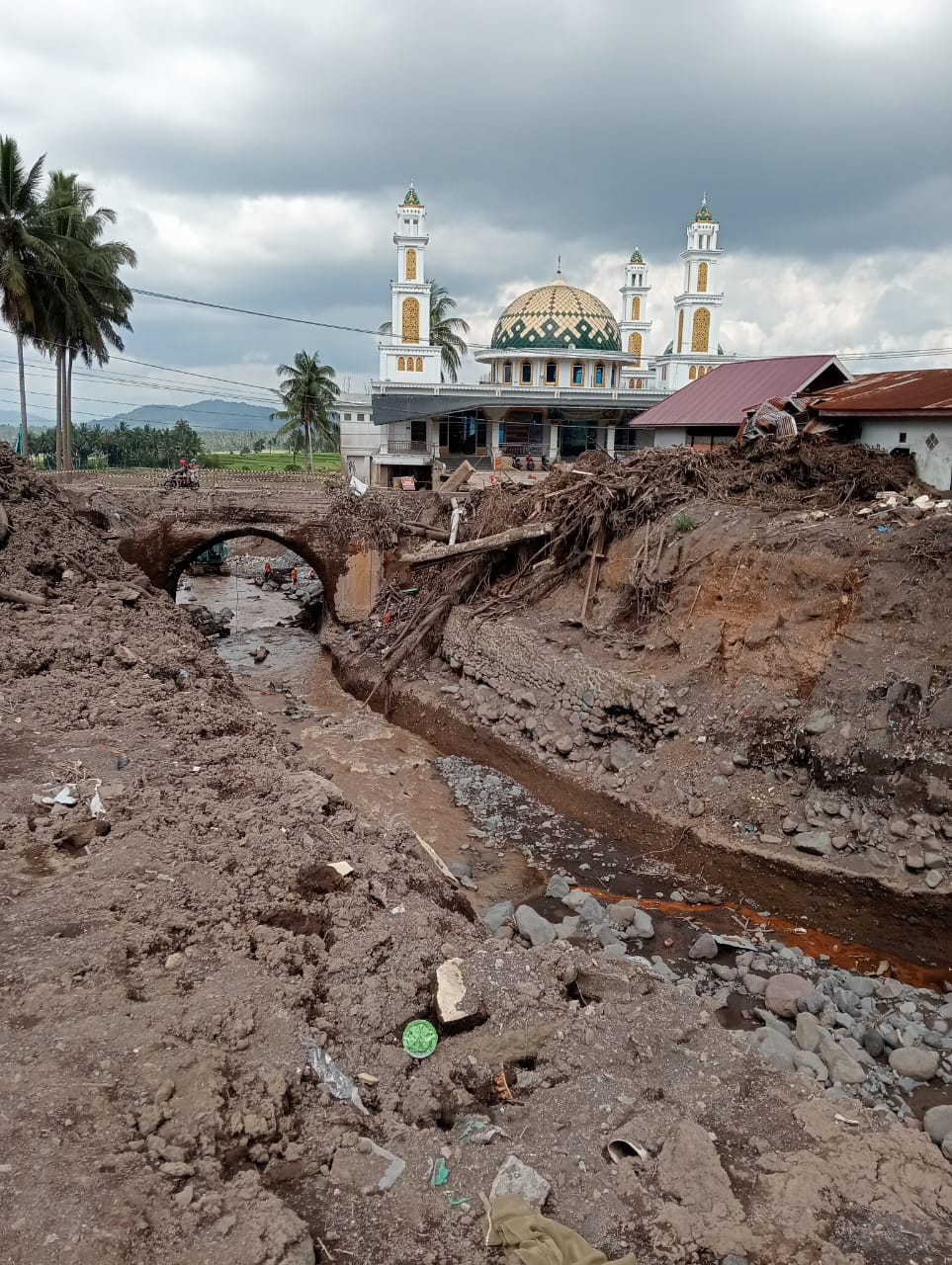 Masih-berdiri-jembatan-sungai-Manungal-di-Jorong-dusun-tuo-Nagari-Limo-Kaum-Tanah-Datar-foto-Ist