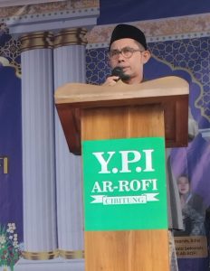 Ust-Ali-Azhari-pengelola-MI-dan-SMPIT-Ar-Rofi-