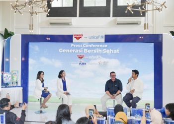 Dion-Wiyoko-bersama-Joanna-Elizabeth-Samuel-dan-Muhammad-Zainal-dukung-kampanye-WINGS-for-UNICEF-fot-Humas