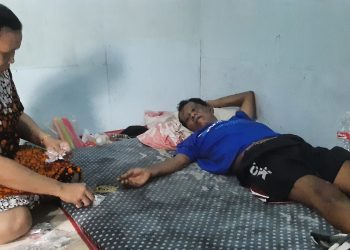 Arifin-dibantu-tetangga-yang-peduli-dengan-kondisi-kesehatannya