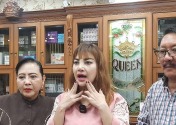 Irma-Darmangsa-didampingi-Sri-Jarwati-dan-Margono-puas-jalani-perawatan-kecantikan-di-Queen-Klinik-ft-Cakraline