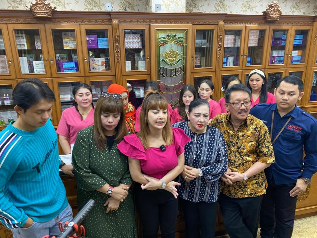 Irma-Darmawangso-bersama-Margoto-dan-Sri-Jarwati-selaku-owner-Queen-Klinik-Bedah-Plastik