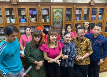 Irma-Darmawangso-bersama-Margoto-dan-Sri-Jarwati-selaku-owner-Queen-Klinik-Bedah-Plastik