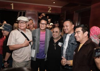 Sandiaga-Uno-bersama-pengamat-film-Yan-Wijaya-serta-produser-Uang-Panai-2