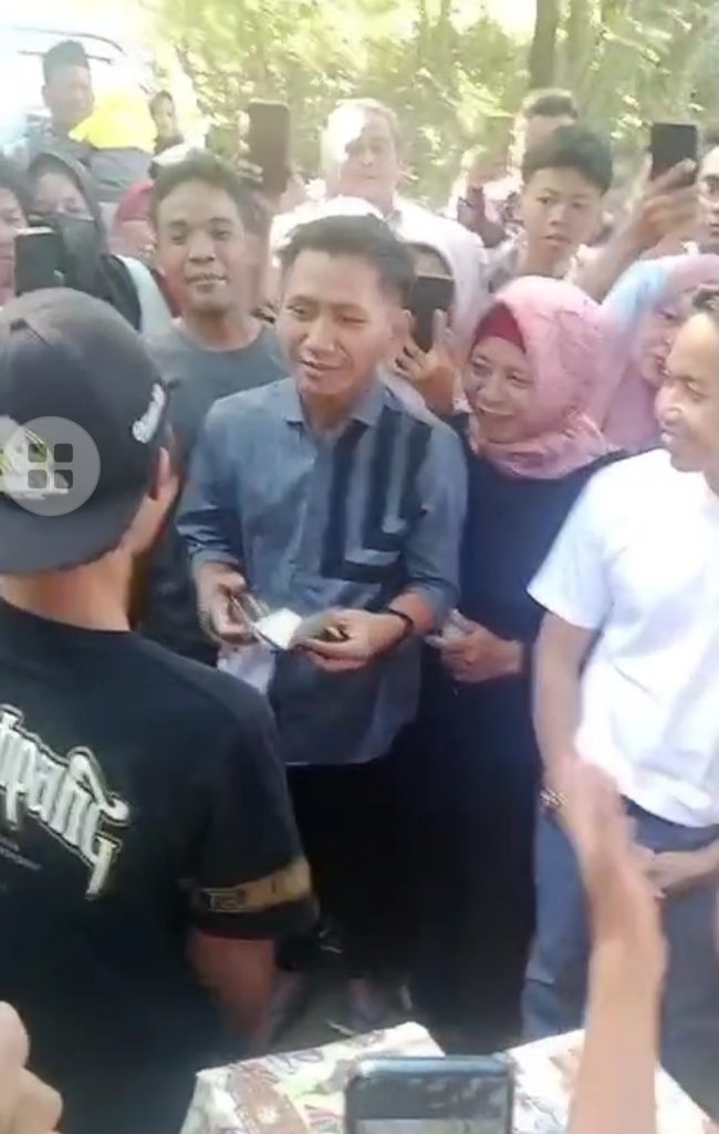 Senyum-Pegi-Setiawan-didampingi-ibu-Kartini-Toni-Kuasa-Hukumnya-terima-kendaraan-motor-dari-Tiara.