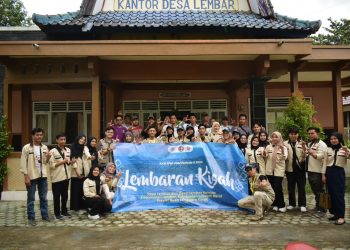 TIM-KKN-PPM-UGM-dan-KKP-UIN-Mataram-di-kantor-kepala-desa-Lembar-Lombok-ft-Syami