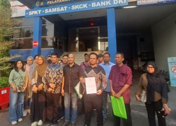 Warga-Green-Lake-Cibubur-bersama-kuasan-hukum-Ruben-Kumpu-Penanto-SH-melaporkan-ke-Polda-Metro-Jaya