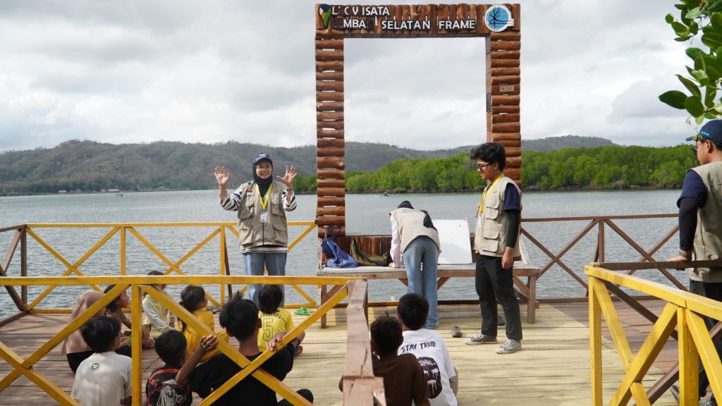 Mahasiswa-UGM-di-Kawasan-wisata-Desa-Lembar-Selatan-ft-Iqbal