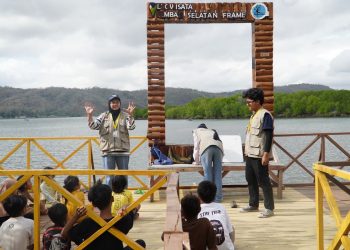 Mahasiswa-UGM-di-Kawasan-wisata-Desa-Lembar-Selatan-ft-Iqbal