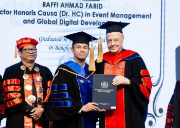 Raffi-Ahmad-menerima-penghargaan-dari-Institute-of-Professional-Management-UIPM-Thailand.-ft-Instagram