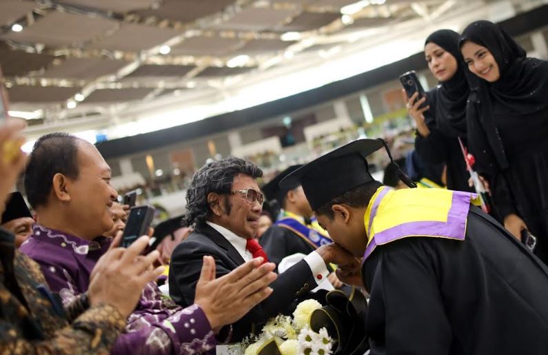 Rhoma_Irama_Hadiri_Wisuda_Putranya_UMS-ft-Suara-Muhammadiyah