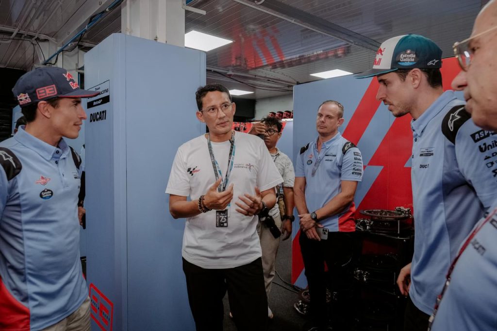 Sandiaga-Uno-berbincang-dengan-Marc-Marques-saat-peninjauan-Pertama-Grand-Prix-Of-Indonesia-2024-Mandalika-international-Cirkuit-Lombok-NBT