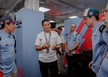Sandiaga-Uno-berbincang-dengan-Marc-Marques-saat-peninjauan-Pertama-Grand-Prix-Of-Indonesia-2024-Mandalika-international-Cirkuit-Lombok-NBT