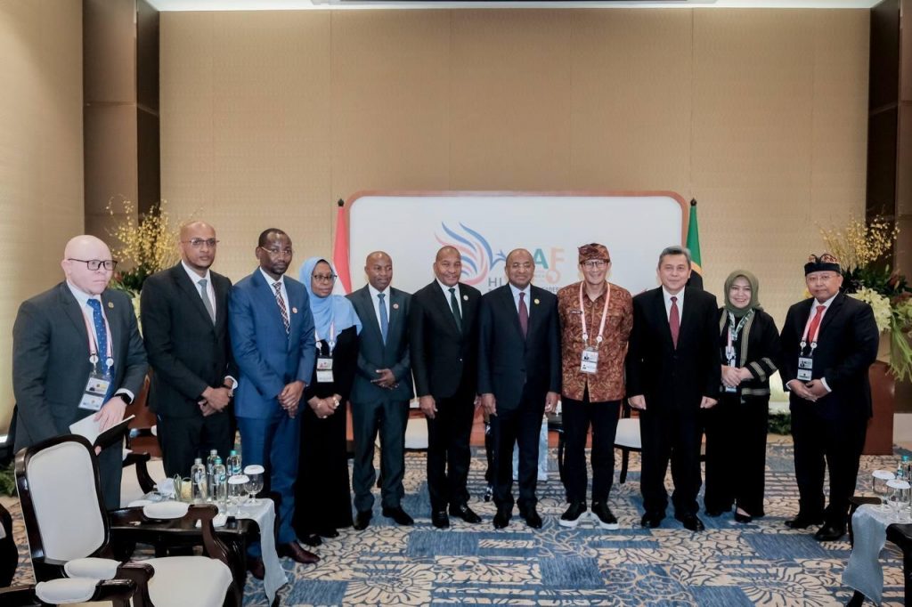 Sandiaga-Uno-bersama-delegasi-Aljazair-dan-Zanzibar-dalam-pertemuan-bilateral-pada-pelaksanaan-acara-High-Level-Forum-on-Multi-Stakeholder-Partnerships-dan-Indonesia-Africa-Forum-2024