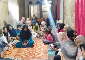 terus-memberi-dukungan-warga-mendatangi-kediaman-orangtua-Nia-ft.-padek