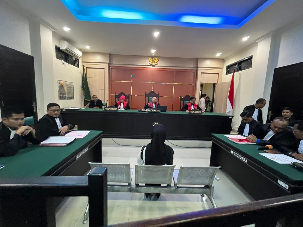 Guru-Honorer-Supriyani-hadiri-sidang-pertama