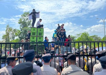 Ribuan-Guru-dan-Masyarakat-desak-bebaskan-guru-honor-Supriyani-dari-segala-tuntutan