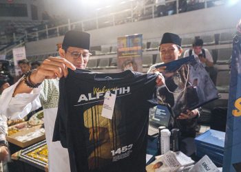 Sandiaga-Uno-mengunjungi-UMKM-para-santri-pada-Demoday-Santri-Digitalprenuer-Indonesia-2024-di-TMII-foto-Humas