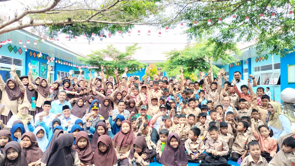 160-Siswa-dan-Siswa-di-SDN-19-Sicincin-Payakumbuh-Timur-bersama-Forum-Komunikasi-Pimpinan-Daerah-Forkopimda-kita-gelar-uji-coba-makan-gratis