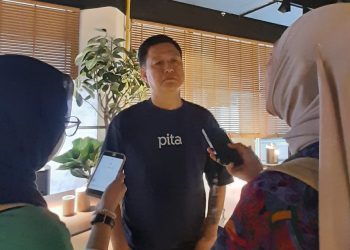 PITA Alam: Peresmian Showroom Menampilkan Karya Lokal Maupun Global Cakraline.com. Jakarta- Mengusung filosofi “Already but not yet”, PITA bertekad mengembangkan produk yang semakin ramah lingkungan dalam setiap langkah dan aspek. Peresmian ini menandai perjalanan PITA dalam menginspirasi gerakan untuk menjaga keindahan bumi, dimulai dari Jakarta sebagai pusat riset dan harapan. “Komitmen kita adalah membuat produk terbuat dari material alami sebagai wujud dan tanggung jawab dan komitmen terhadap keberlanjutan lingkungan,” ucap Alwi Komisaris PITA Alam saat pembukaan showroom PITA Alam, Seni (11/11/2024, di Jakarta. Di PITA Alam, pengunjung akan menemukan karya-karya unggulan yang menggabungkan inovasi, keahlian, serta nilai komunitas yang menerapkan prinsip keberlanjutan. Showroom ini menghadirkan beragam brand terkemuka seperti Grado, Camerich, dan HC28, yang masing-masing membawa keunggulan unik serta standar tinggi untuk memenuhi kebutuhan pasar Indonesia. Tidak hanya menghadirkan merek global, PITA juga menampilkan karya dari brand lokal berkomitmen lingkungan seperti Lily Koo dari Semarang dan Otazen, produsen furnitur luar ruangan bersertifikasi FSC yang menjamin penggunaan material dengan prinsip keberlanjutan. Dalam inisiatif PITA Alam, PITA berkomitmen untuk memperkenalkan dan mendukung produk furnitur berkelanjutan dari material ramah lingkungan. Contoh unggulan adalah MYCL, yang menciptakan furnitur inovatif dari limbah jamur alami, serta Bell Living Lab, yang memanfaatkan kulit kopi dalam desain produknya. Dalam showroom ini, setiap furnitur yang dipamerkan menuturkan cerita tentang tanggung jawab terhadap bumi, mulai dari pemilihan material hingga proses manufaktur yang beretika. Pada hari peresmian showroomnya, PITA juga menonjolkan keseriusan mereka dalam isu lingkungan dengan menampilkan lebih dari 100 pohon sebagai simbol upaya menyeimbangkan dampak lingkungan dari industri furnitur. Selain itu, di area showroom, pengunjung dapat menemukan informasi mendetail tentang tanggung jawab lingkungan dari setiap brand, yang menjelaskan bagaimana setiap langkah produksi dirancang untuk mengurangi jejak karbon dan dampak lingkungan. “ Showroom ini m bukan sekedar tempat menjual, kita ingin memberi inspirasi, memberi ruang pada pengrajin, mahasiswa untuk mengembangkan produk alam. Ini adalah komitmen,” ungkap Alwi Sebagai bagian dari inisiatif ini, PITA dengan bangga mengumumkan kolaborasi dengan Singapore Airlines melalui program rewards yang memungkinkan para klien dan desainer interior untuk mendapatkan 1 KrisFlyer mile untuk setiap pembelian senilai IDR 40.000 pada semua produk PITA. Melalui PITA Alam, PITA berharap dapat menginspirasi masyarakat untuk memilih produk yang tidak hanya berkualitas, tetapi juga memiliki dampak positif terhadap lingkungan. PITA mengundang semua pecinta furnitur, komunitas desain, dan masyarakat yang peduli lingkungan untuk hadir dan menyaksikan langsung showroom PITA Alam, ruang yang menyatukan