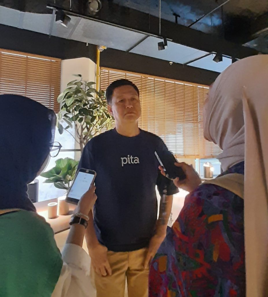 PITA Alam: Peresmian Showroom Menampilkan Karya Lokal Maupun Global Cakraline.com. Jakarta- Mengusung filosofi “Already but not yet”, PITA bertekad mengembangkan produk yang semakin ramah lingkungan dalam setiap langkah dan aspek. Peresmian ini menandai perjalanan PITA dalam menginspirasi gerakan untuk menjaga keindahan bumi, dimulai dari Jakarta sebagai pusat riset dan harapan. “Komitmen kita adalah membuat produk terbuat dari material alami sebagai wujud dan tanggung jawab dan komitmen terhadap keberlanjutan lingkungan,” ucap Alwi Komisaris PITA Alam saat pembukaan showroom PITA Alam, Seni (11/11/2024, di Jakarta. Di PITA Alam, pengunjung akan menemukan karya-karya unggulan yang menggabungkan inovasi, keahlian, serta nilai komunitas yang menerapkan prinsip keberlanjutan. Showroom ini menghadirkan beragam brand terkemuka seperti Grado, Camerich, dan HC28, yang masing-masing membawa keunggulan unik serta standar tinggi untuk memenuhi kebutuhan pasar Indonesia. Tidak hanya menghadirkan merek global, PITA juga menampilkan karya dari brand lokal berkomitmen lingkungan seperti Lily Koo dari Semarang dan Otazen, produsen furnitur luar ruangan bersertifikasi FSC yang menjamin penggunaan material dengan prinsip keberlanjutan. Dalam inisiatif PITA Alam, PITA berkomitmen untuk memperkenalkan dan mendukung produk furnitur berkelanjutan dari material ramah lingkungan. Contoh unggulan adalah MYCL, yang menciptakan furnitur inovatif dari limbah jamur alami, serta Bell Living Lab, yang memanfaatkan kulit kopi dalam desain produknya. Dalam showroom ini, setiap furnitur yang dipamerkan menuturkan cerita tentang tanggung jawab terhadap bumi, mulai dari pemilihan material hingga proses manufaktur yang beretika. Pada hari peresmian showroomnya, PITA juga menonjolkan keseriusan mereka dalam isu lingkungan dengan menampilkan lebih dari 100 pohon sebagai simbol upaya menyeimbangkan dampak lingkungan dari industri furnitur. Selain itu, di area showroom, pengunjung dapat menemukan informasi mendetail tentang tanggung jawab lingkungan dari setiap brand, yang menjelaskan bagaimana setiap langkah produksi dirancang untuk mengurangi jejak karbon dan dampak lingkungan. “ Showroom ini m bukan sekedar tempat menjual, kita ingin memberi inspirasi, memberi ruang pada pengrajin, mahasiswa untuk mengembangkan produk alam. Ini adalah komitmen,” ungkap Alwi Sebagai bagian dari inisiatif ini, PITA dengan bangga mengumumkan kolaborasi dengan Singapore Airlines melalui program rewards yang memungkinkan para klien dan desainer interior untuk mendapatkan 1 KrisFlyer mile untuk setiap pembelian senilai IDR 40.000 pada semua produk PITA. Melalui PITA Alam, PITA berharap dapat menginspirasi masyarakat untuk memilih produk yang tidak hanya berkualitas, tetapi juga memiliki dampak positif terhadap lingkungan. PITA mengundang semua pecinta furnitur, komunitas desain, dan masyarakat yang peduli lingkungan untuk hadir dan menyaksikan langsung showroom PITA Alam, ruang yang menyatukan