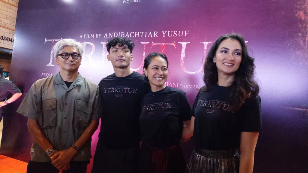 Atiqah-Hasiloan-sutradara-Andi-bachtiar-Yusus-dan-pemain-film-Terkutuk-ft-Ist