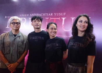 Atiqah-Hasiloan-sutradara-Andi-bachtiar-Yusus-dan-pemain-film-Terkutuk-ft-Ist