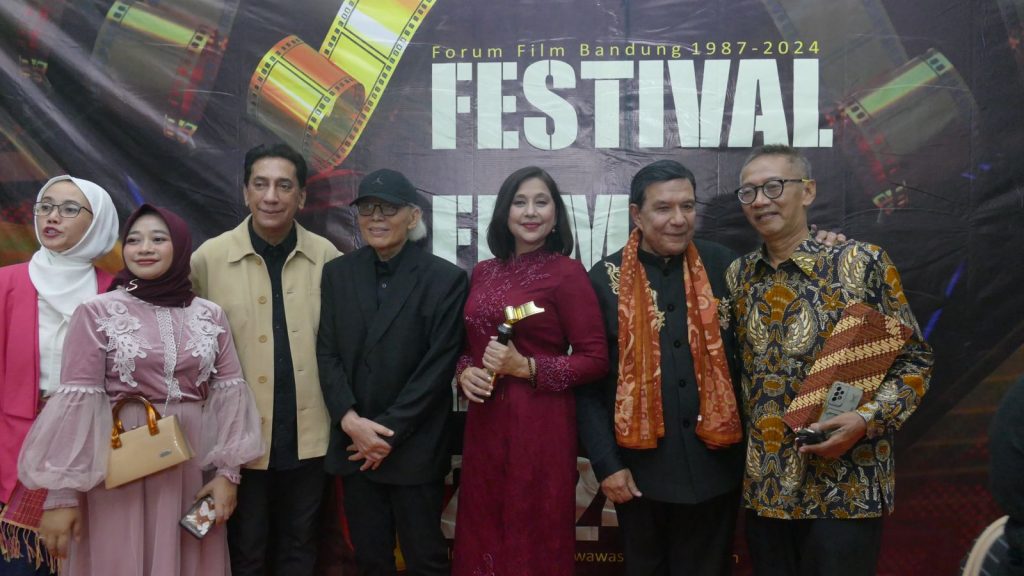 Ayu-Azhari-Chand-Parwes-Ram-Pudjabi-bersama-panitia-FFB