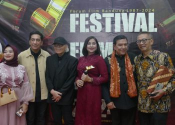 Ayu-Azhari-Chand-Parwes-Ram-Pudjabi-bersama-panitia-FFB