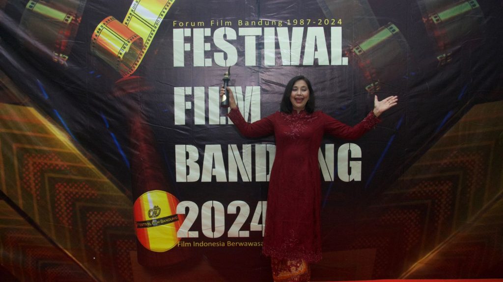 Ayu-Azhari-kembali-terpilih-sebagai-Pemeran-Wanita-Terpuji-Festival-Film-Bandung