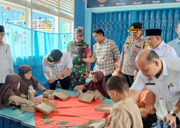 Bayu-Vesky-dampingi-Pj-Walikota-Payakumbuh-Suprayitno-Dandim-0306-50-Kota-Letkol-Inf-Ucok-Namara-dan-Kabag-Ops-Polres-Payakumbuh-Julianson-uji-coba-makan-gratis-