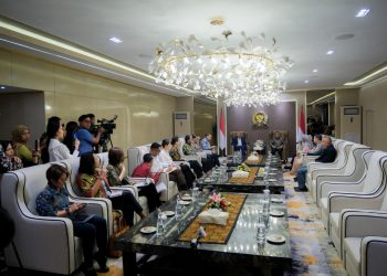 Menpar-Widiyanti-Putri-Wardhana-bersama-Wamenpar-Ni-Luh-Puspa-menerika-delegasi-film-Women-From-Rote-Island.