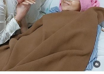 Niken-Sunyoto-saat-mengunjungi-Dina-Mariana-di-rumah-sakit-ft-Instagram