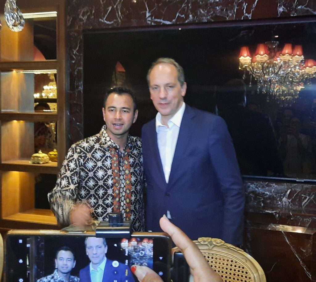 Raffi-Ahmad-bersama-Dubes-Prancis-Untuk-Indonesia-Olivier-Chambard-saat-grand-opening-LE-NUSA