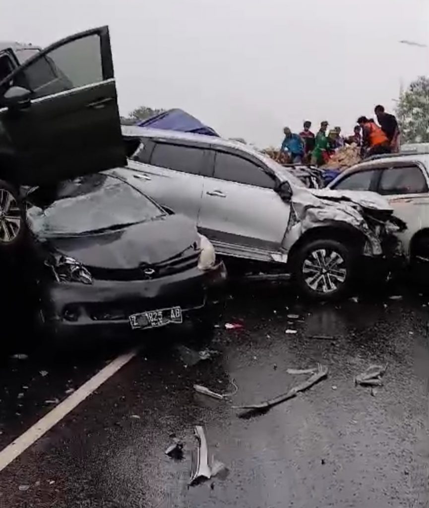 Situasi-di-ruas-tol-Cipularang-KM-92-arah-Jakarta