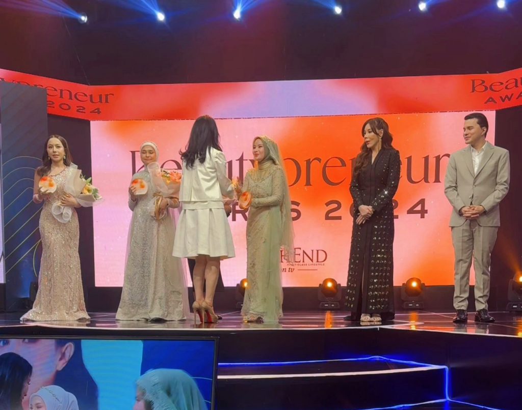 dr.-Ayu-Widyaningrum-Menerima-Penghargaan-Bergengsi-Beautypreneur-Award-2024-dari-Liliana-Soedibyo-ft-Ist