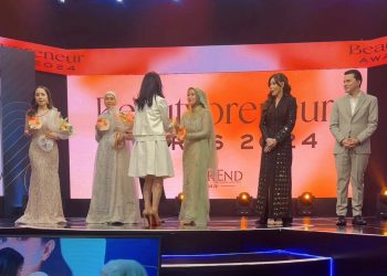 dr.-Ayu-Widyaningrum-Menerima-Penghargaan-Bergengsi-Beautypreneur-Award-2024-dari-Liliana-Soedibyo-ft-Ist