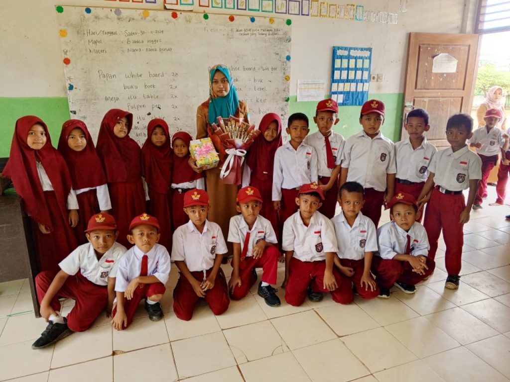 Guru-Supriyani-bahagia-kembali-ke-sekolah-bertemu-murid-kelas-1-sampai-kelas-2-ft-Ist.