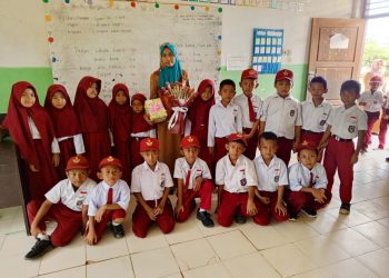 Guru-Supriyani-bahagia-kembali-ke-sekolah-bertemu-murid-kelas-1-sampai-kelas-2-ft-Ist.